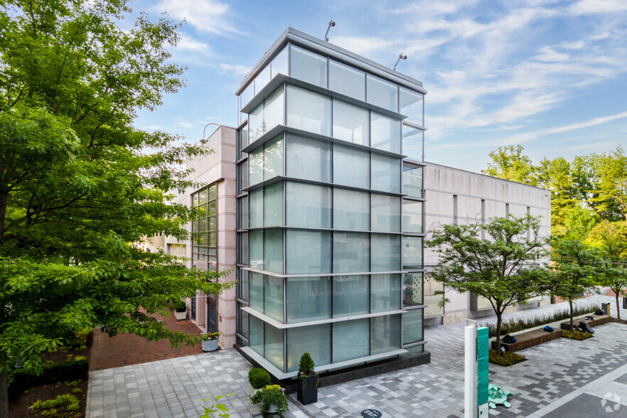 5481 Wisconsin Ave, Chevy Chase, MD for lease - Primary Photo - Image 1 of 3