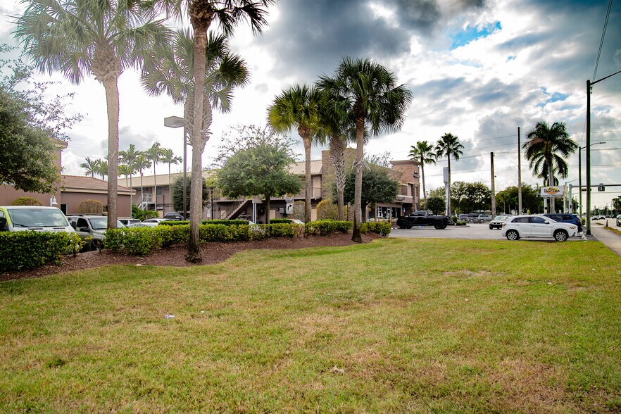 4444 Summit Blvd, West Palm Beach, FL for sale - Building Photo - Image 2 of 4