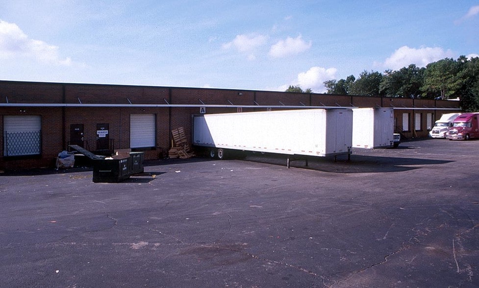 1426-1438 Kelton Dr, Stone Mountain, GA for lease - Building Photo - Image 2 of 4