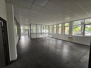 5 Rue Rosa Luxemburg, Éragny for lease Interior Photo- Image 2 of 5