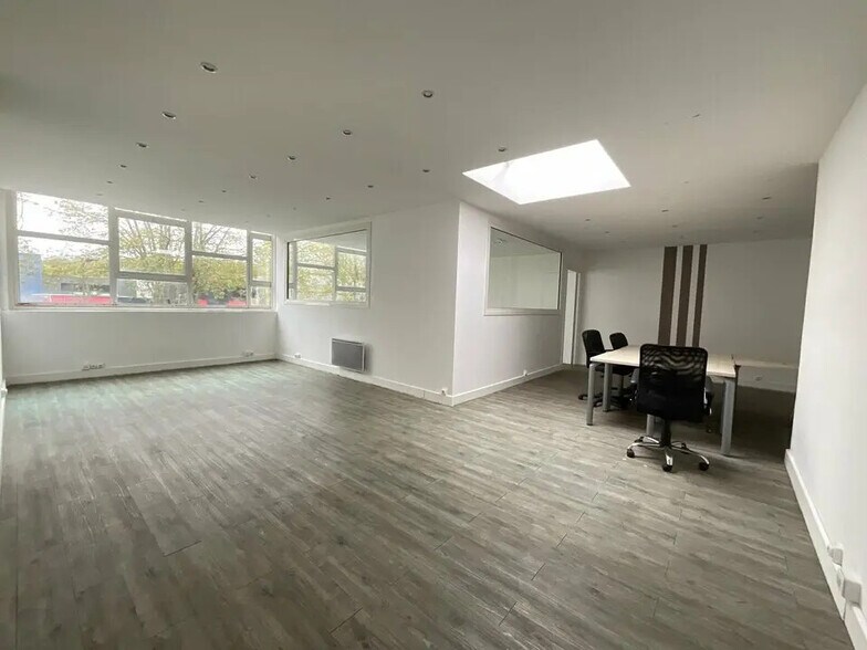 Retail in Saint-Thibault-des-Vignes for lease - Interior Photo - Image 3 of 5