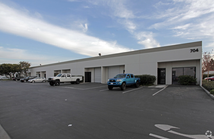 704 N Valley St, Anaheim, CA for lease - Building Photo - Image 2 of 15