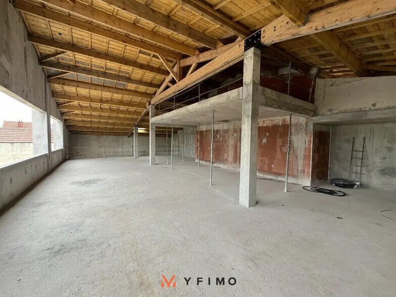 Retail in Aubergenville for lease - Construction Photo - Image 2 of 5