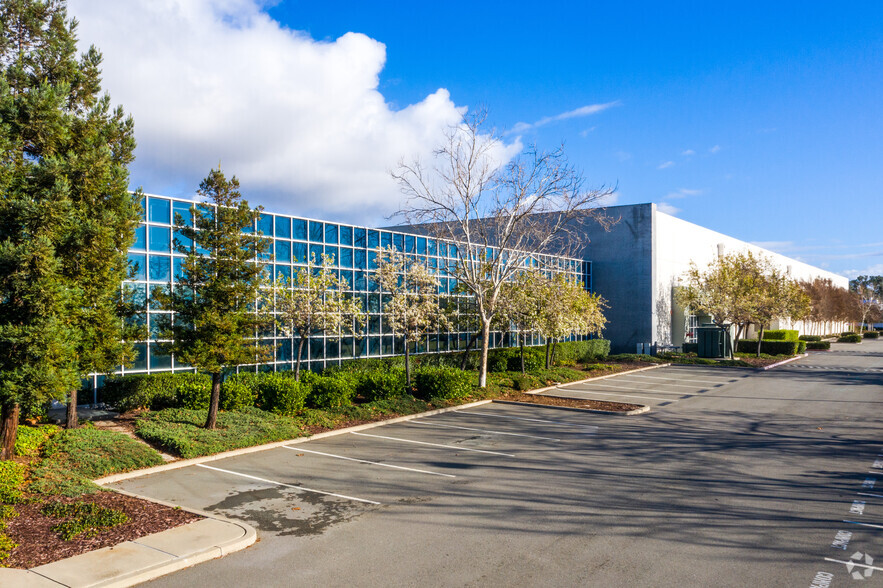 800 Corporate Way, Fremont, CA for lease - Building Photo - Image 1 of 4