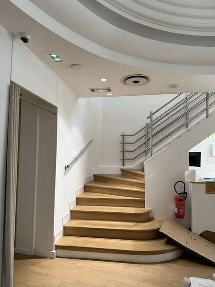 Retail in Paris for lease - Building Photo - Image 3 of 16