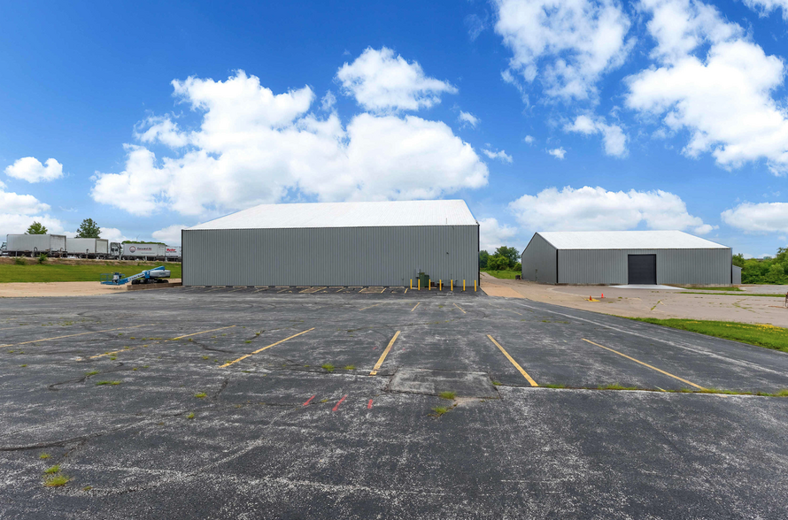 354 W 76th St, Davenport, IA for lease - Building Photo - Image 3 of 10