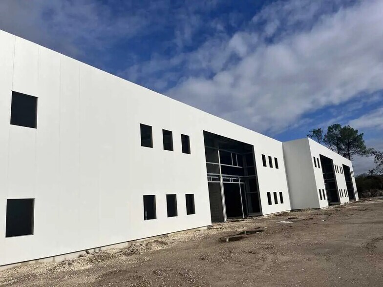 Flex in SAINT-JEAN-D'ILLAC for lease - Building Photo - Image 2 of 10