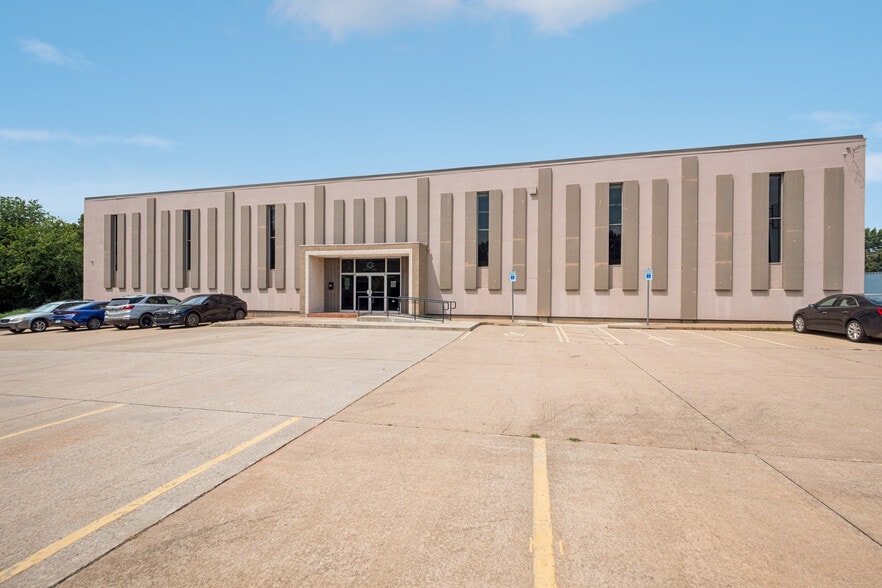 7201 N Broadway Ext, Oklahoma City, OK for lease - Building Photo - Image 1 of 11