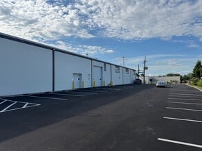 1090 Pratt Blvd, Elk Grove Village, IL for lease Building Photo- Image 2 of 5