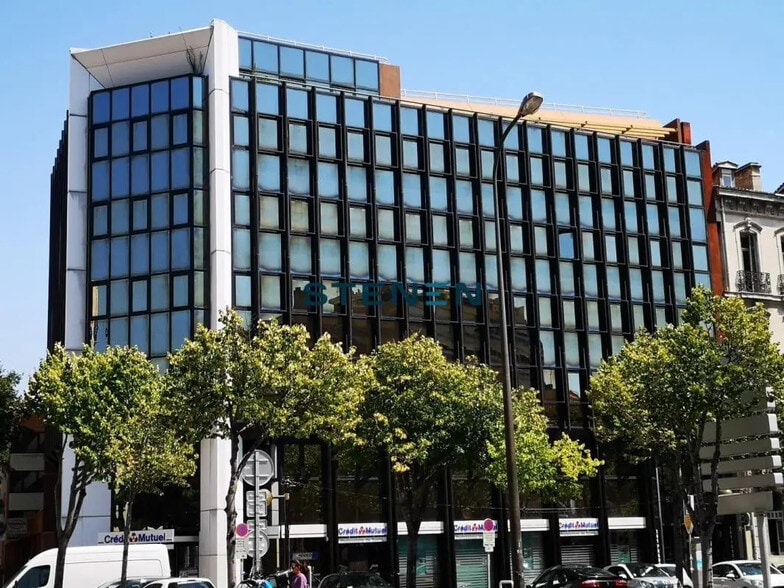 Office in Marseille for lease - Building Photo - Image 1 of 11