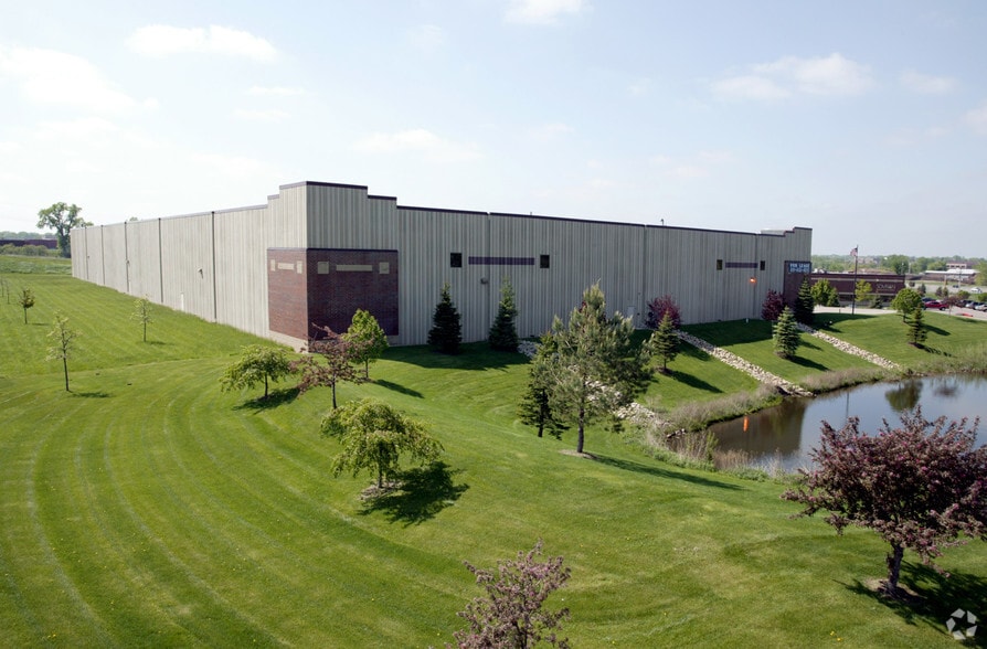 2945 Commers Dr, Eagan, MN for lease - Building Photo - Image 2 of 11