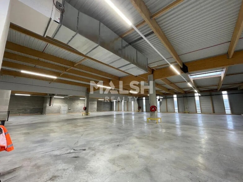 Flex in Lyon for lease - Interior Photo - Image 3 of 9