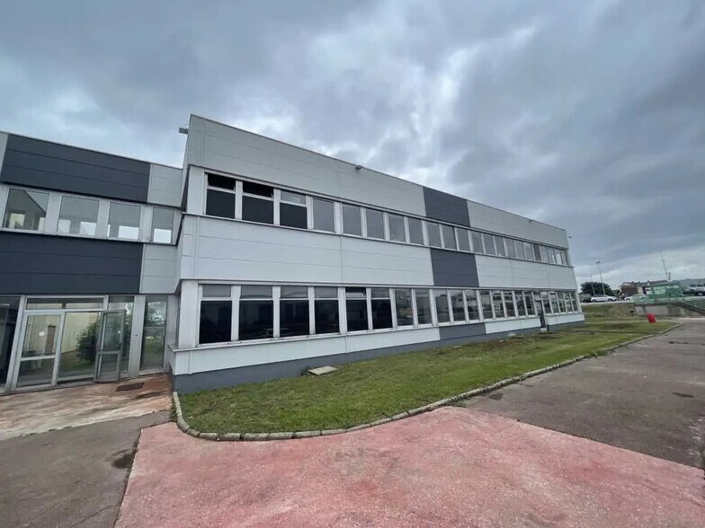 Office in Le Petit-Quevilly for lease - Building Photo - Image 2 of 10