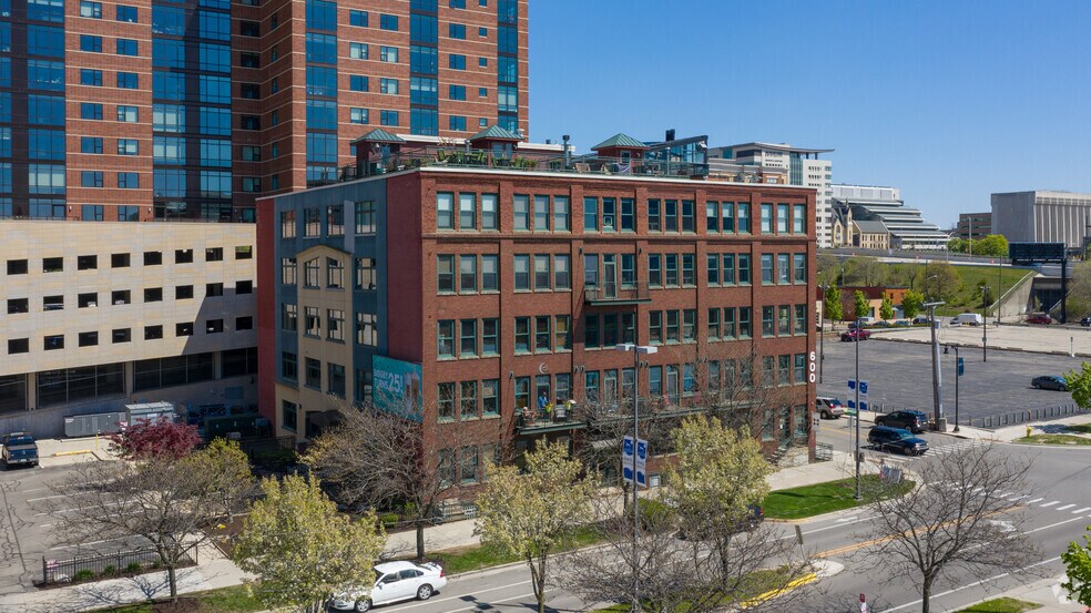 600 Monroe Ave NW, Grand Rapids, MI for sale - Building Photo - Image 1 of 1