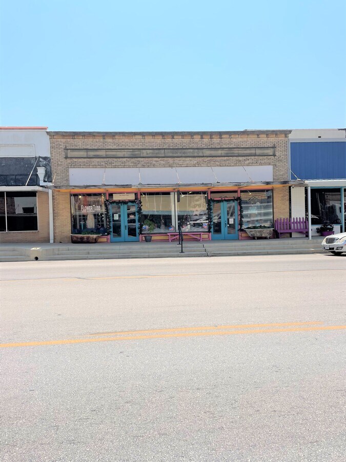 216 N Nixon Ave, Nixon, TX 78140