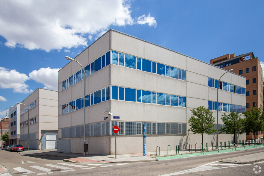 Calle Nestares, 20, Madrid, Madrid for lease - Primary Photo - Image 1 of 2