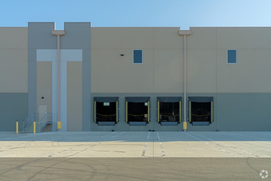 7461 Metro Air Pky, Sacramento, CA for lease - Building Photo - Image 2 of 10