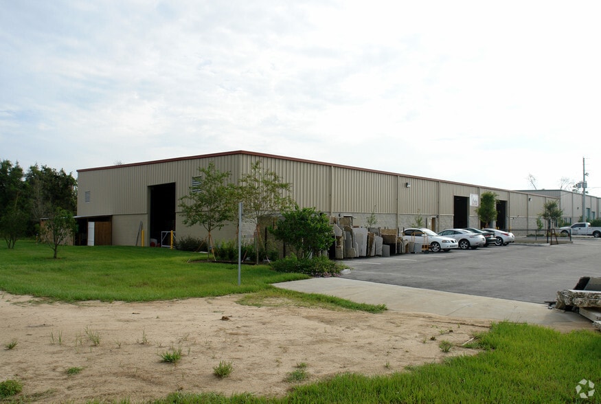 220 Springview Commerce Dr, Debary, FL 32713