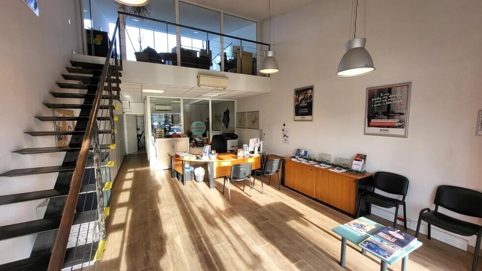 Flex in Montauban for lease - Interior Photo - Image 3 of 12