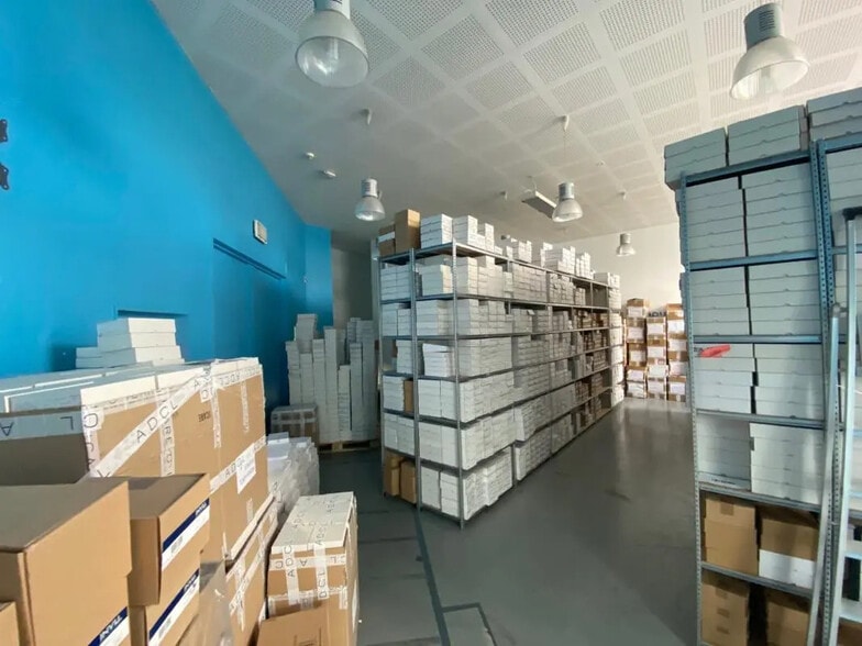 Flex in Montreuil for lease - Building Photo - Image 1 of 7