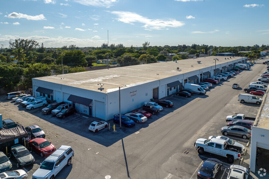 1900-2261 NW 29th St, Oakland Park, FL for lease - Building Photo - Image 3 of 10