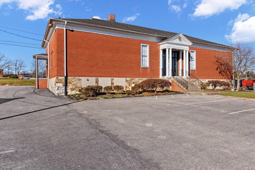 2605 W Market St, York, PA for sale - Building Photo - Image 3 of 38