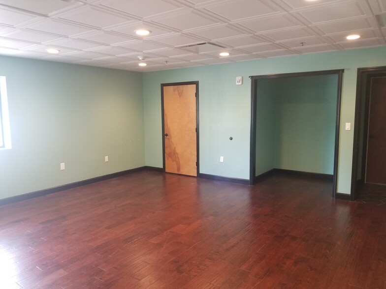 655 31st St S, Saint Petersburg, FL for lease - Interior Photo - Image 2 of 30