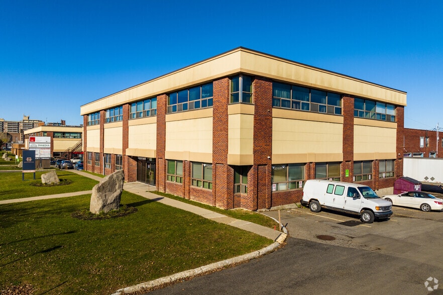 491-571 Boul Lebeau, Montréal, QC for lease - Building Photo - Image 2 of 8