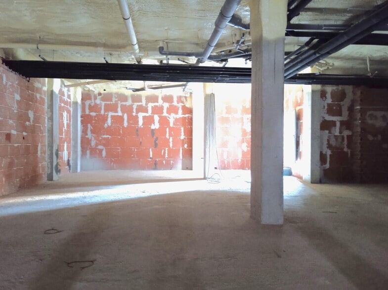 Retail in Oviedo, Asturias for lease - Building Photo - Image 3 of 21