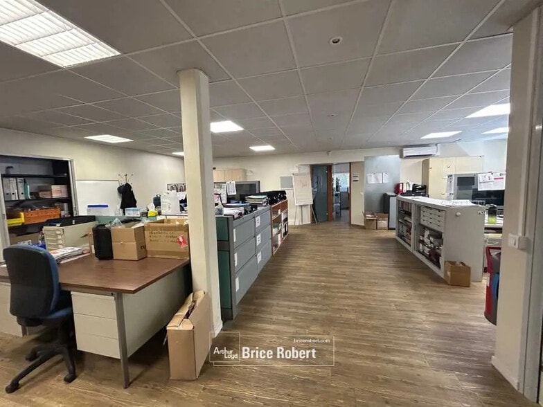 Flex in Chassieu for sale - Interior Photo - Image 2 of 9