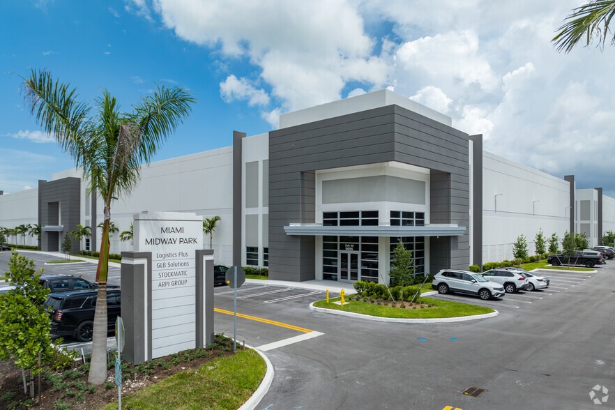 9535 NW 174th St, Hialeah, FL for lease - Building Photo - Image 1 of 23