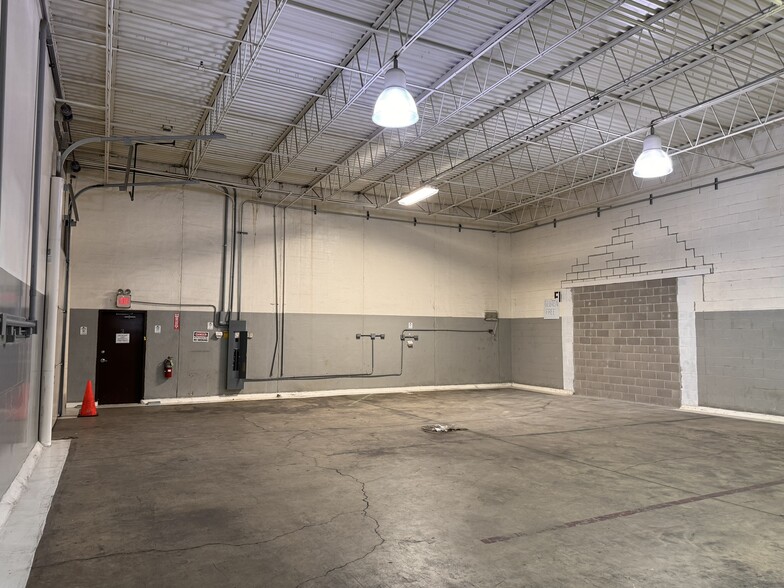 868-878 Tower Rd, Mundelein, IL for lease - Interior Photo - Image 3 of 6