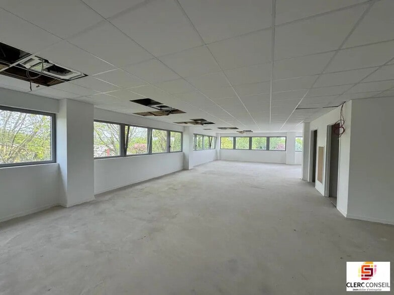 Office in Mont-Saint-Aignan for lease - Interior Photo - Image 2 of 9