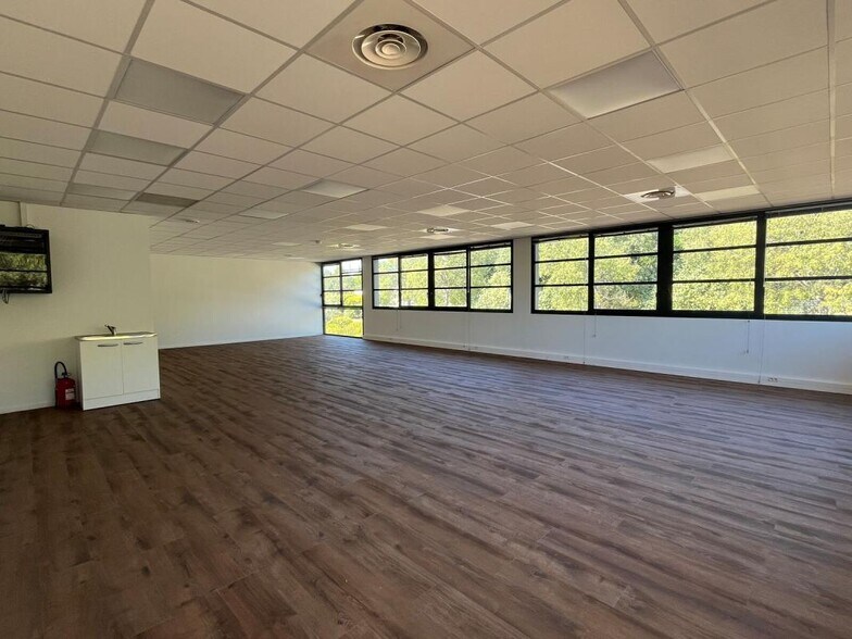 860 Rue René Descartes, Aix-en-Provence for lease - Interior Photo - Image 2 of 7
