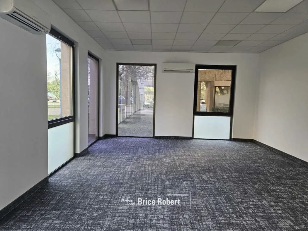 Office in Écully for lease Interior Photo- Image 1 of 3