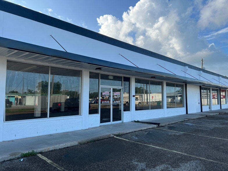 701 E Rio Grande St, Victoria, TX for lease - Building Photo - Image 1 of 4