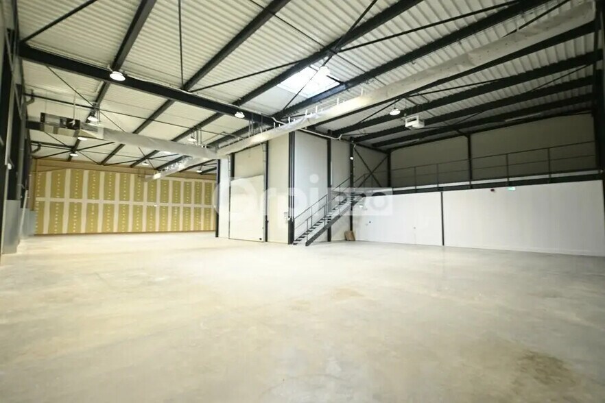 Office in Janneyrias for lease - Interior Photo - Image 2 of 9