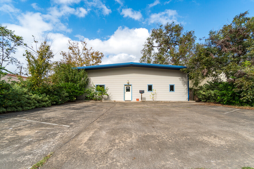 224 E Main St, Clute, TX for sale - Building Photo - Image 1 of 1