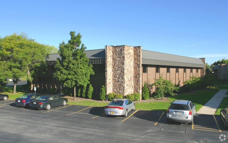 2511 N 124th St, Brookfield, WI for lease - Building Photo - Image 2 of 2