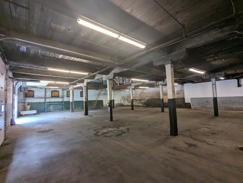 292 E School St, Woonsocket, RI for lease - Building Photo - Image 3 of 8