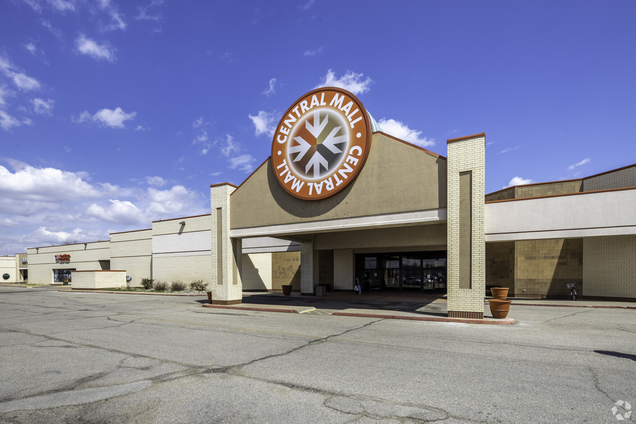 2259 S 9th St, Salina, KS for lease Building Photo- Image 1 of 22