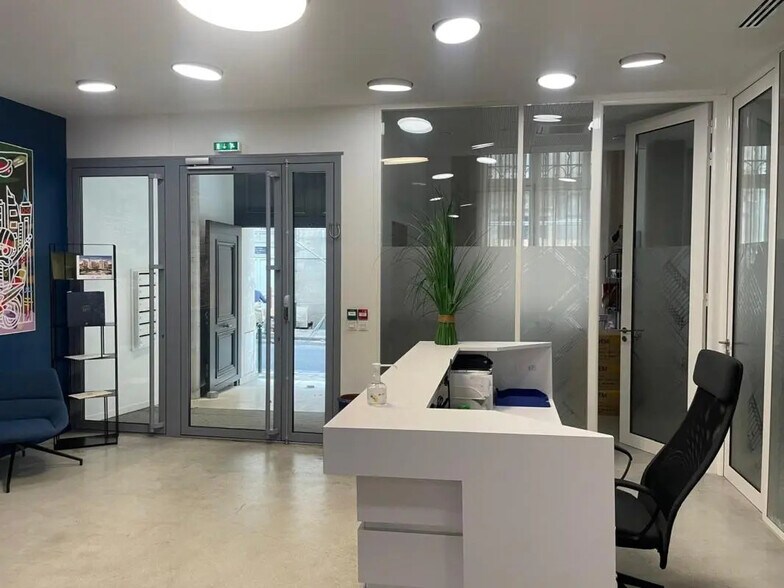 Office in Bordeaux for lease - Lobby - Image 2 of 14