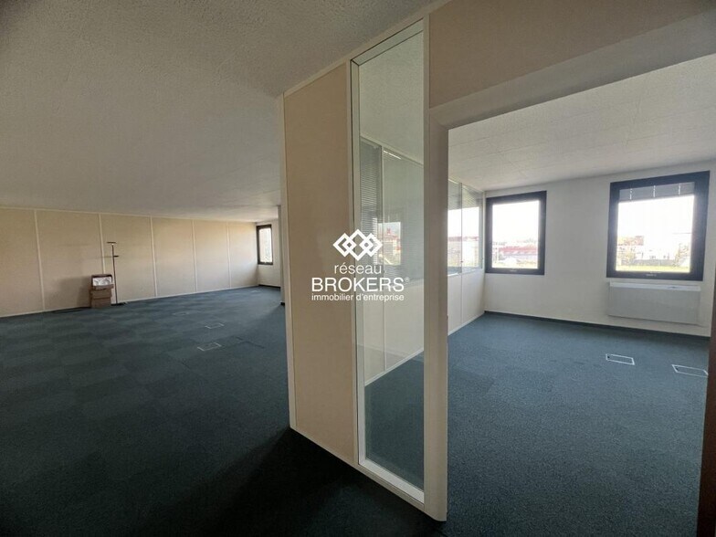 Office in Saint-Aubin for lease - Interior Photo - Image 2 of 9