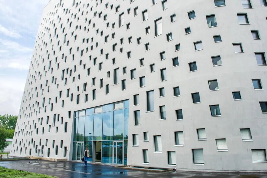 Office in La Madeleine for lease - Building Photo - Image 3 of 18