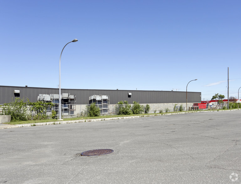 9300 Boul Ray-Lawson, Montréal, QC for lease - Building Photo - Image 2 of 6