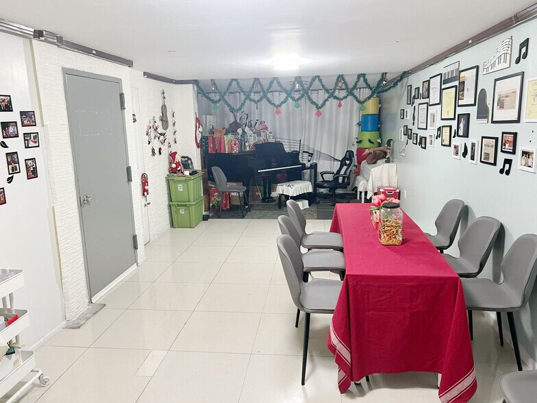 3509 Leavitt St, Flushing, NY for sale - Interior Photo - Image 2 of 9