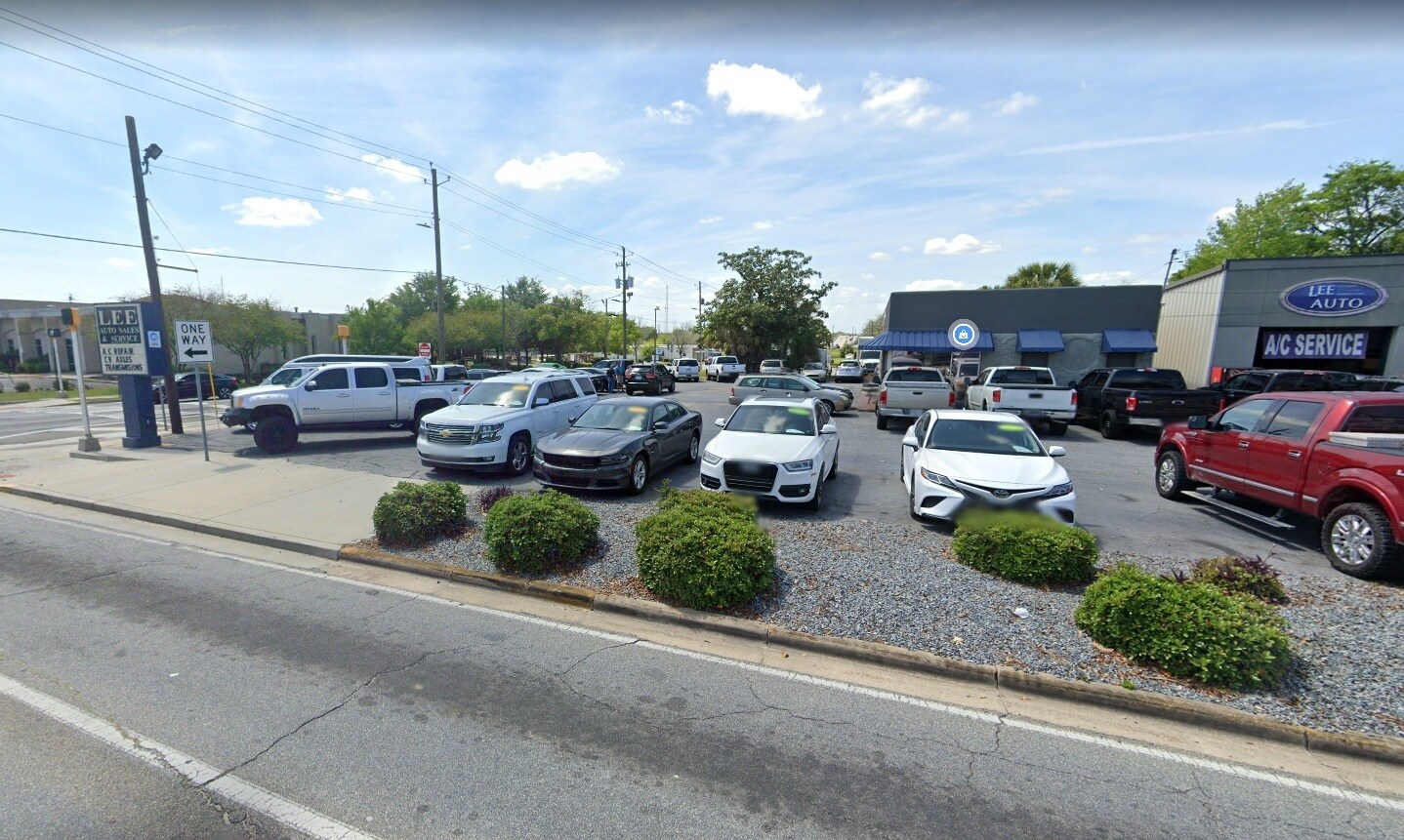 300 W Hill, Valdosta, GA 31601 Lee Auto Sales & Service