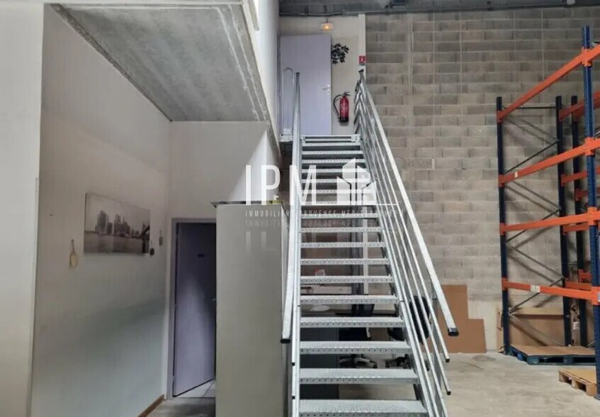 Flex in La Ciotat for lease - Interior Photo - Image 2 of 8