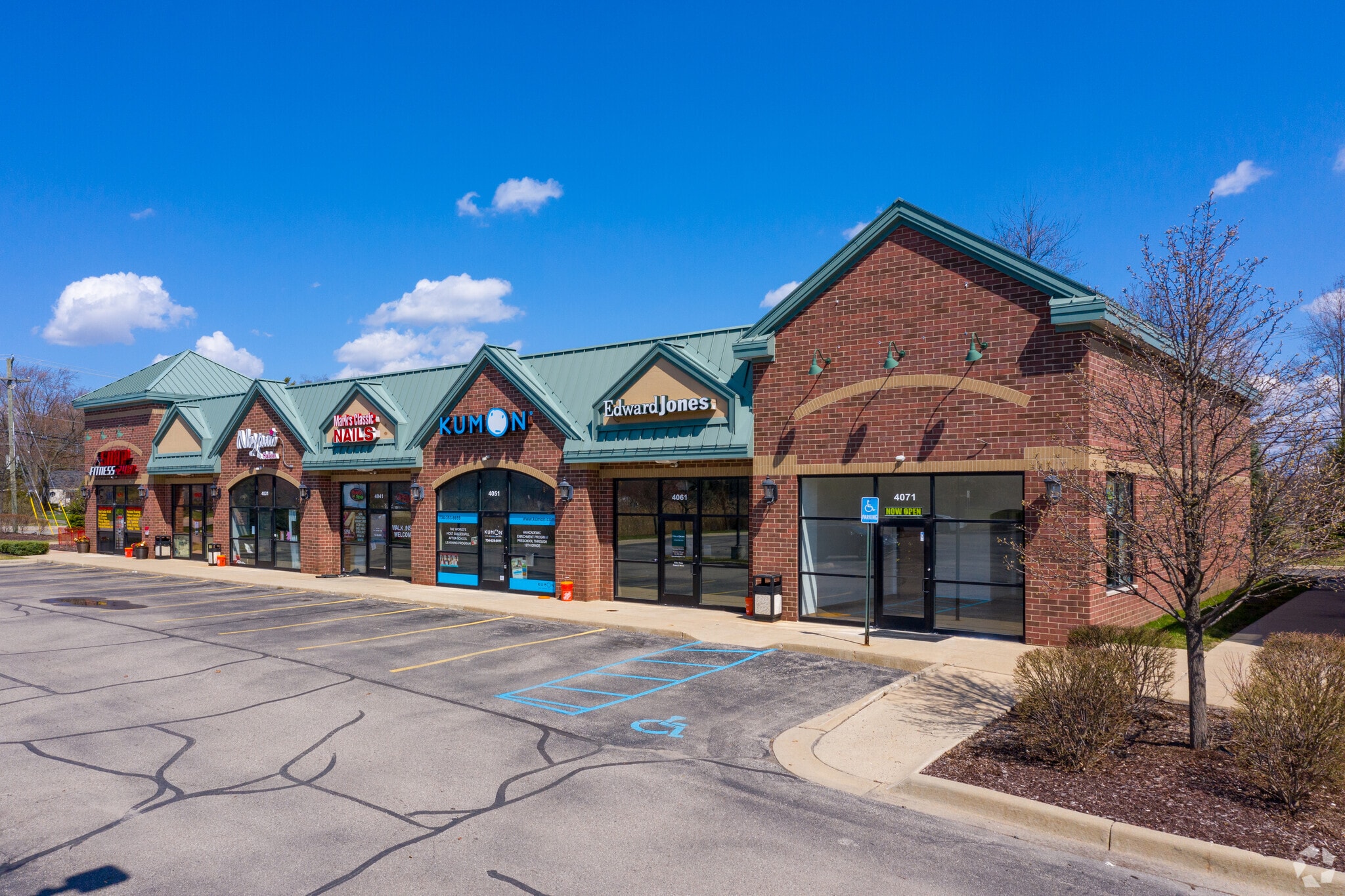 40814131 S Canton Center Rd, Canton, MI 48188 Canton Gateway Plaza