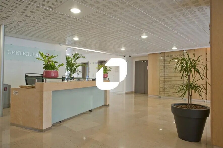 Office in Créteil for lease - Lobby - Image 3 of 13
